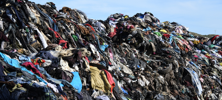 Kläder som bränts på en soptipp i Alicante.