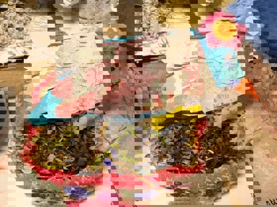 elevkonstverk fågel i fågelbo