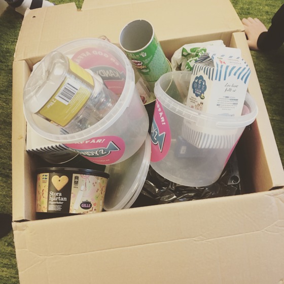 Plastburkar och konservburkar som ska bli instrument