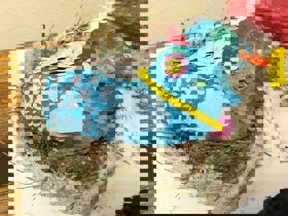 elevkonstverk fågel i fågelbo