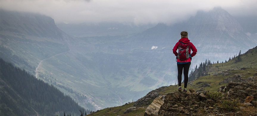 En person i bergslandskap.