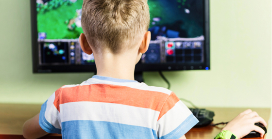 Barn framför tv-skärm