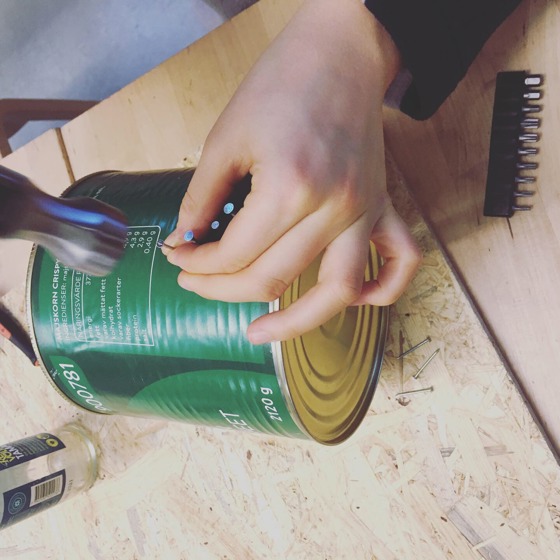 Spikar i en konservburk