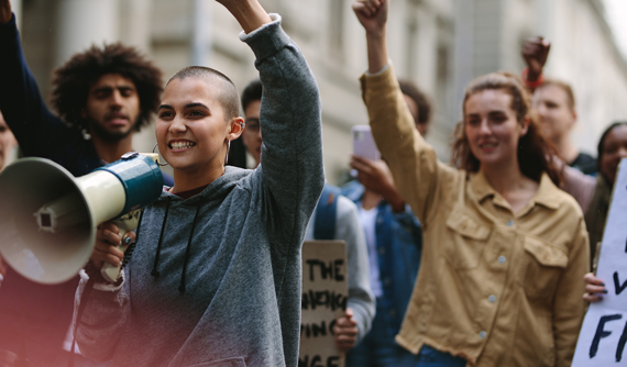 Bild på unga demonstranter
